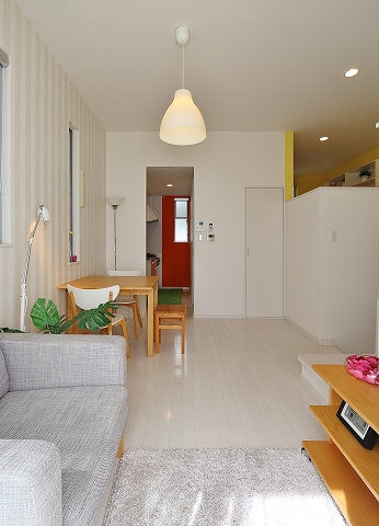 白基調の明るいリビングです