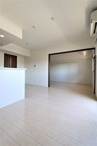 クリーム色の明るいお部屋です