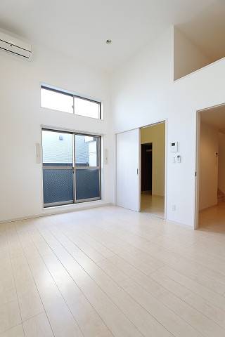 白を基調とした明るい室内です。