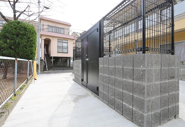 敷地内にごみ置き場あります