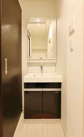鏡の裏は収納棚となっております