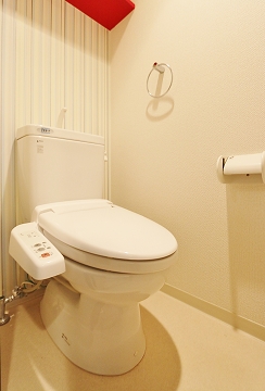 収納棚付きで清潔感あるトイレです