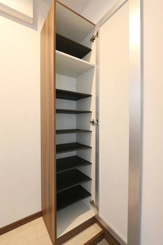 玄関には下駄箱の週のがあります