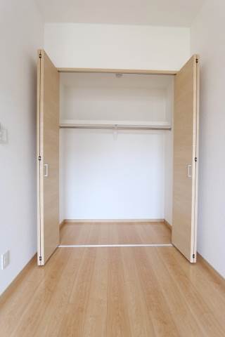 奥行きのある収納でお部屋スッキリ