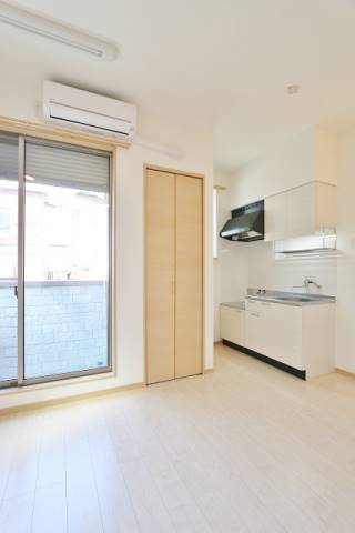 白を基調とした明るいお部屋です