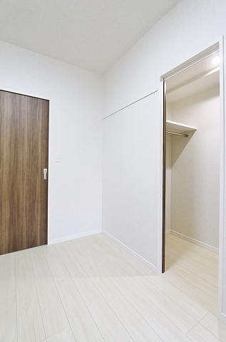 もう一部屋の洋室にも収納があります