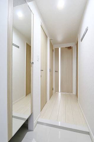 玄関に全身鏡があるのでお出かけ前のチェックもバッチリ