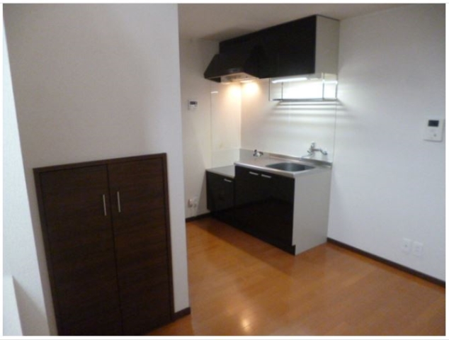 こちらのリビングにソファーも充分置けますよ