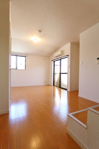 白を基調としたオシャレなリビングです