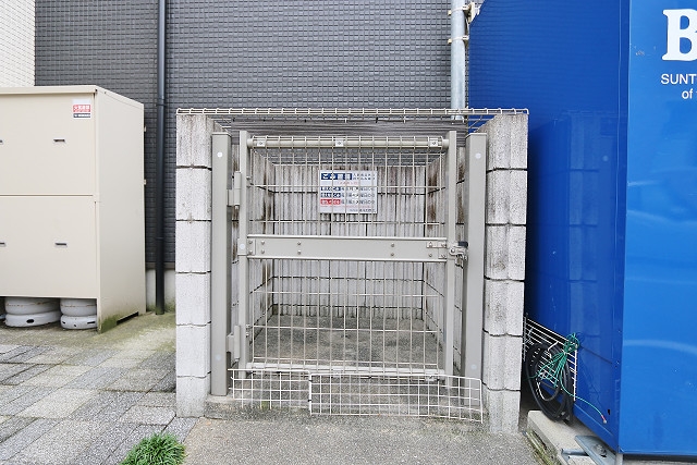 共用ゴミ捨て場もあります