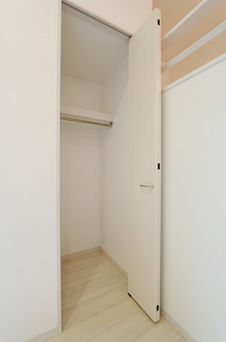 奥行きたっぷりの収納です　たくさん入りますよ