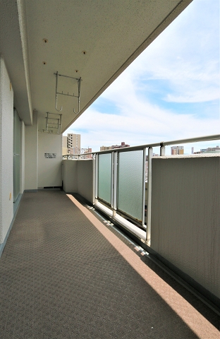 洗濯物も沢山干せて広々したバルコニーです