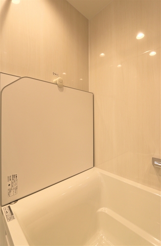 浴槽のフタも設備で付いています