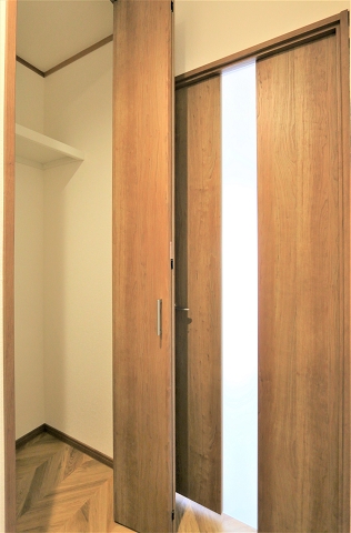 リビングに入るドア横に収納スペースがあります