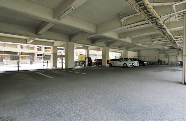 マンション1階に駐車場があります