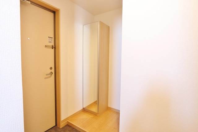 姿見付きの玄関で、身だしなみもチェック