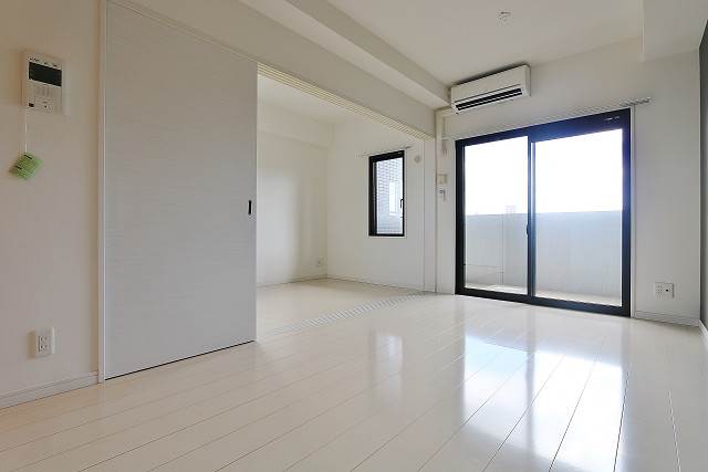 白基調のお部屋で明るいですね