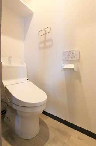 収納棚があり清潔感のあるトイレです
