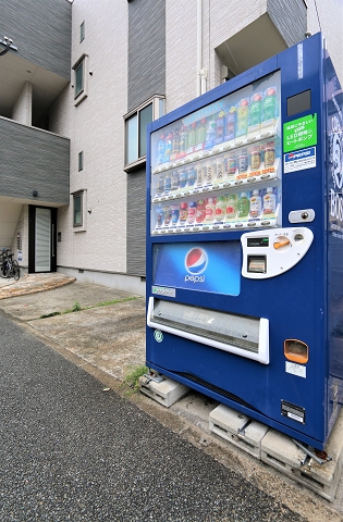 物件敷地内には自動販売機があります