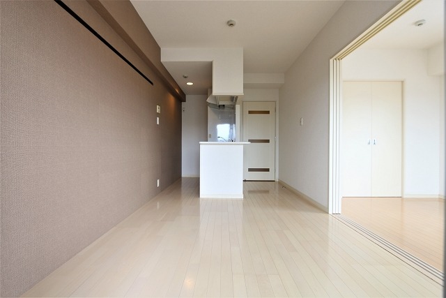 白基調のお部屋で明るいリビングです
