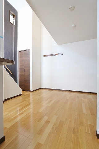 天井が高く開放感のあるお部屋です