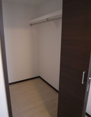 お洋服などの収納にぴったりのウォークインクローゼットです