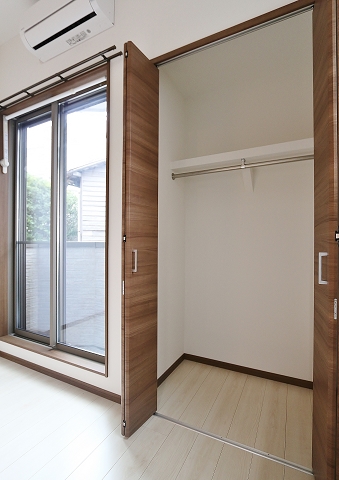 洋服はこちらにどうぞ