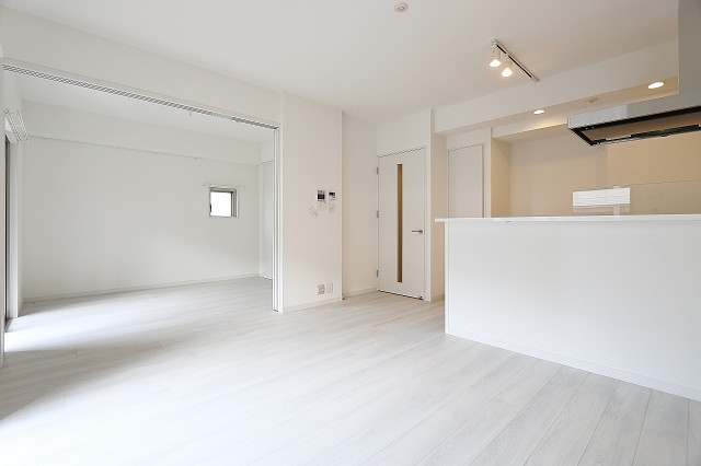 人気のホワイトフローリングでオシャレなお部屋にできます