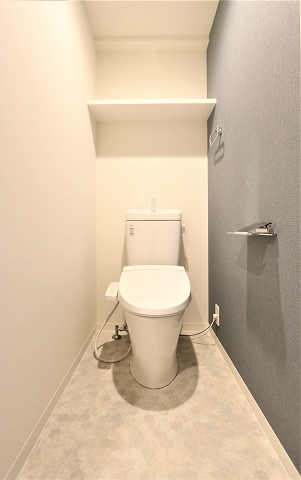 収納棚付きで清潔感のあるトイレです