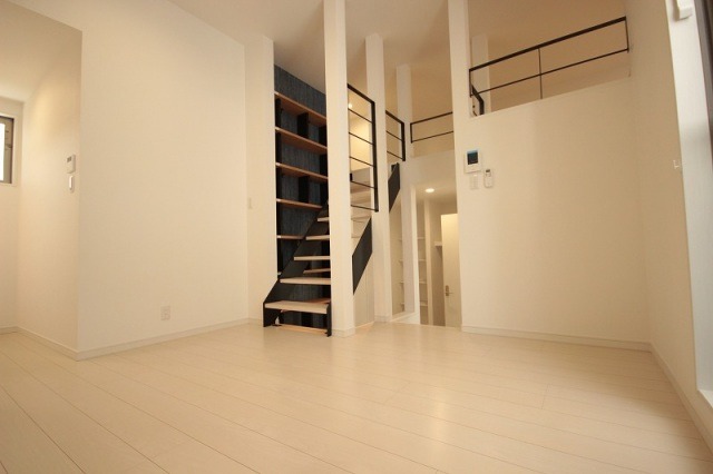 白基調の部屋に黒をベースとした階段はインパクトがありカッコいいです！