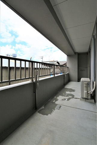 広々バルコニーで洗濯物もよく乾きそうです