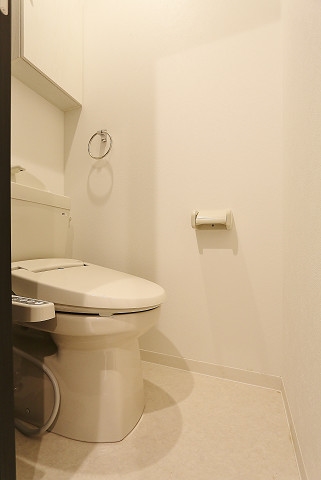 収納棚付きで清潔感あるトイレです