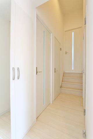 明るい玄関でお出迎え