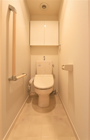 収納棚があり清潔感のあるトイレです
