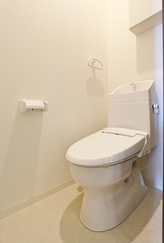 収納棚付きで清潔感あるトイレです
