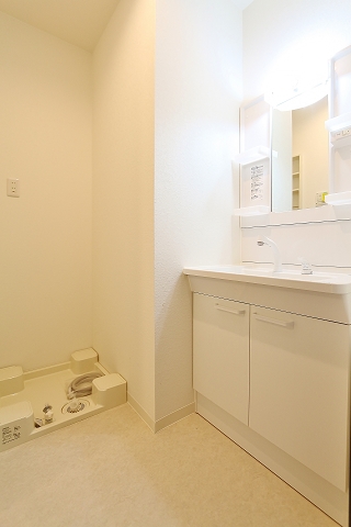 広くて明るい洗面所です