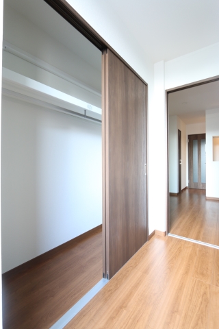 奥行きある大容量クローゼットです