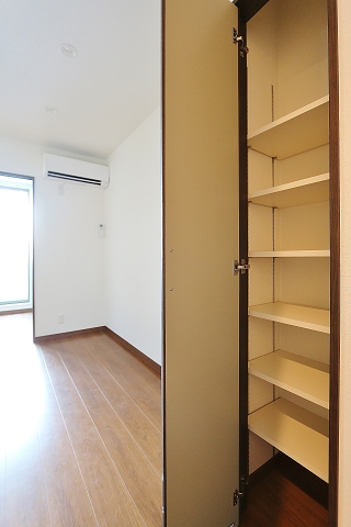 キッチンスペースにある収納です