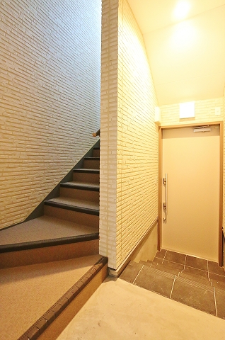 夜でも明るいロビーです