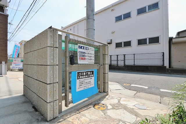 専用のごみ置き場は敷地内にあるので便利です