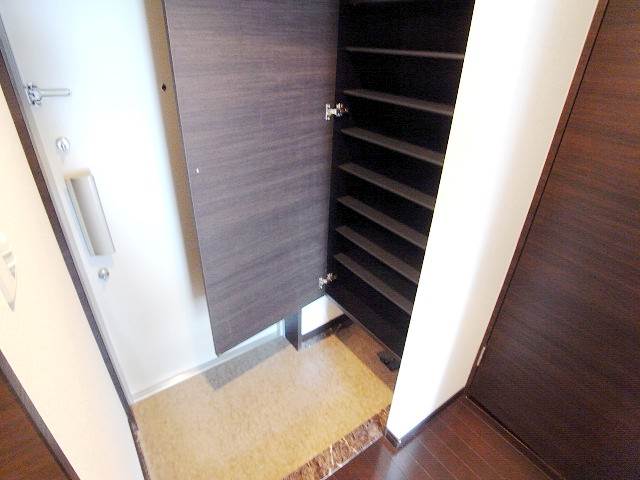 玄関にはたっぷり収納のシューズボックス