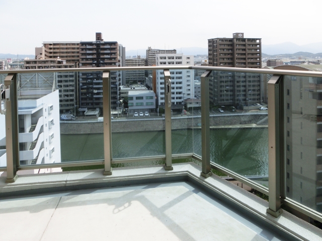 日当たりのよい広々バルコニー