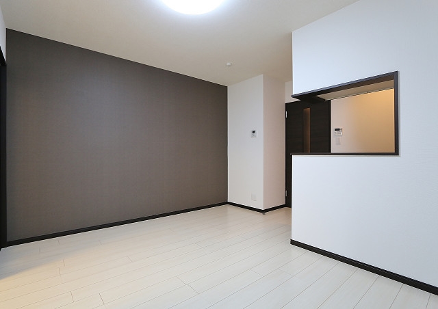 ホワイトフローリングのオシャレな室内です