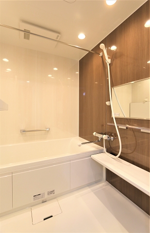 ゆったりとくつろげて、日々の疲れを癒せる浴室です