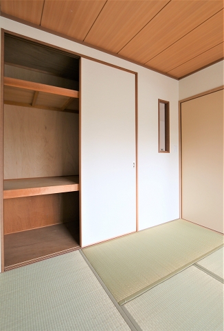 和室の押入れもたっぷりと収納できます