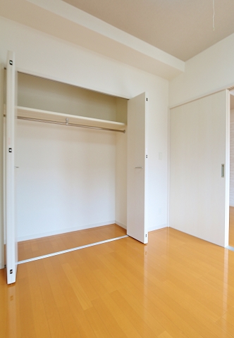 かさばりやすいお洋服もたっぷり収納できます