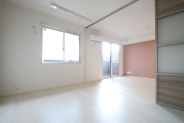 5.9帖の広々洋室です