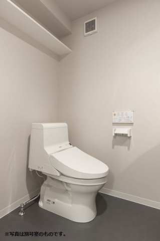 収納棚付きで清潔感あるトイレです