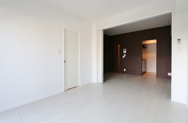 ホワイトフローリングの明るいリビングですね