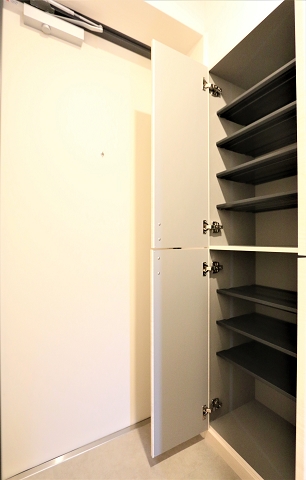 天井まであるシューズボックス